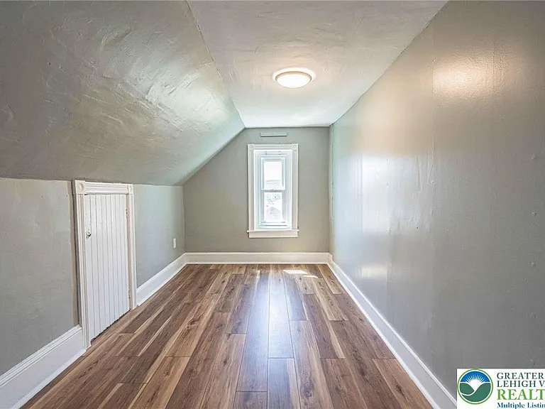 34 E Washington Ave — Photo 23