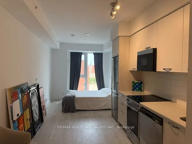 75 James St S #708 — Photo 4