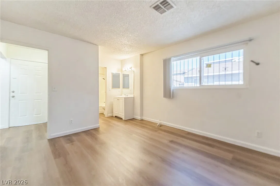 1 bed, 1.0 bath, 3748 sqft, $1,340 — Photo 2