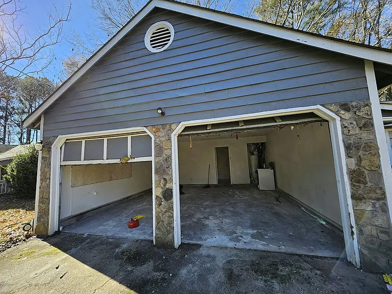 300 Martin Dr — Photo 7