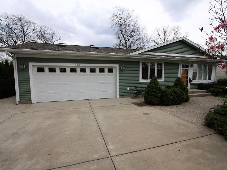 1st image of 2209 Moulton Ave