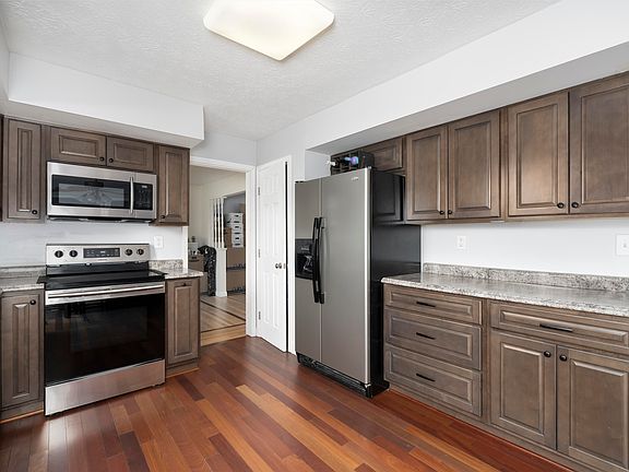 3rd image of 8843 Valley Circle Dr