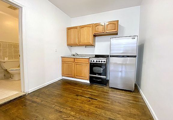 3rd image of 721 Henry St #1R