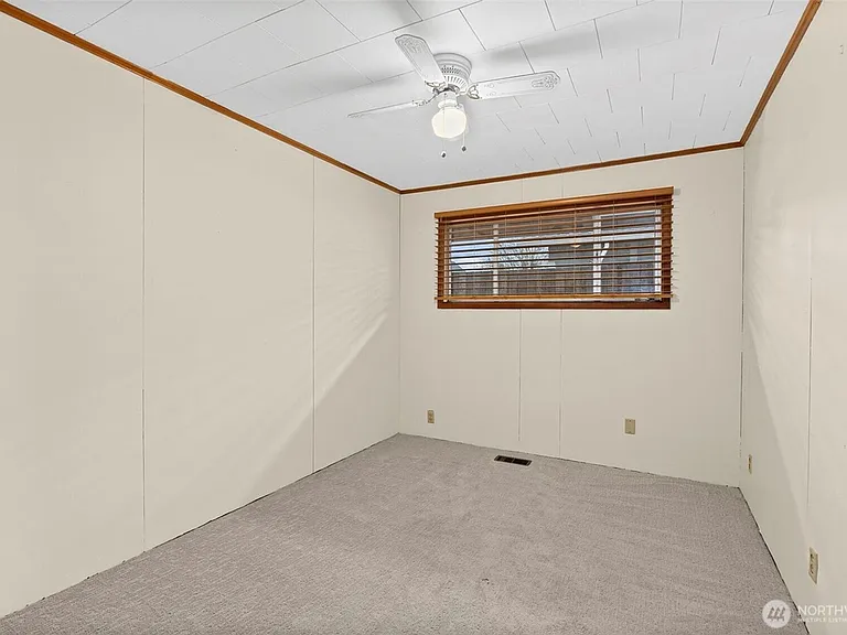 501 N Oak St — Photo 13