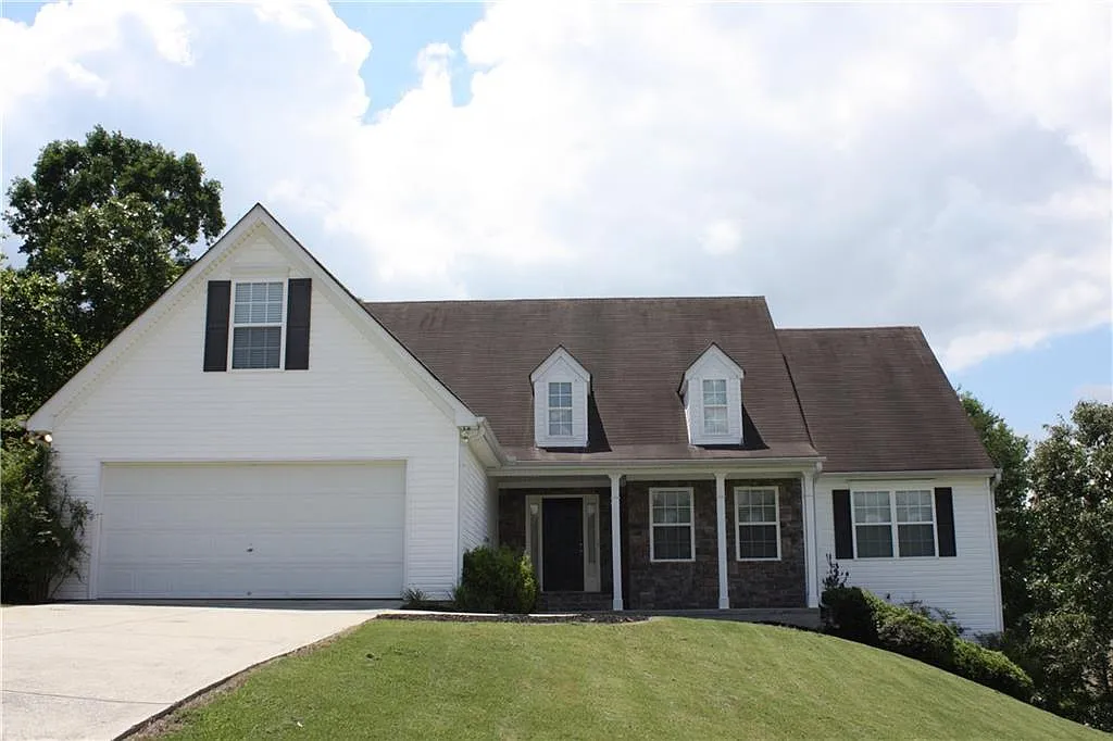 4 bed, 2.5 bath, 2483 sqft, $2,350 — Photo 2