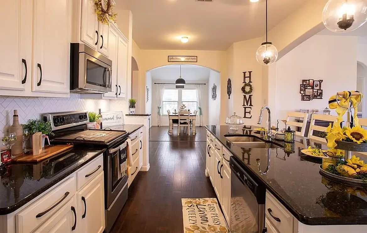 3 bed, 1912 sqft, $2,250 — Photo 3