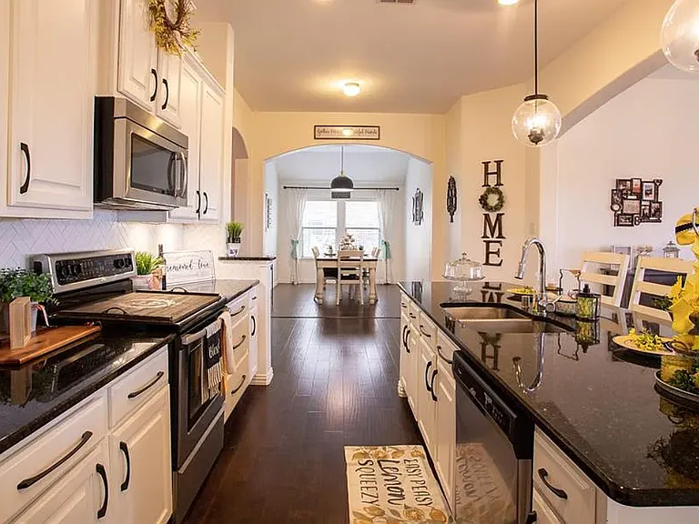 326 Hawthorn Dr — Photo 3