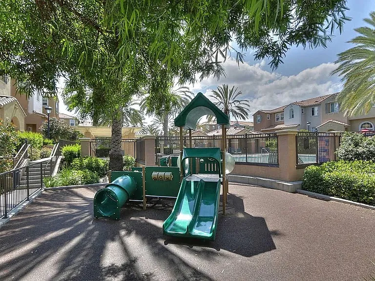 1933 Silva Pl — Photo 22
