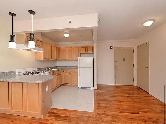 3rd image of 44 Hilton Ave APT B4