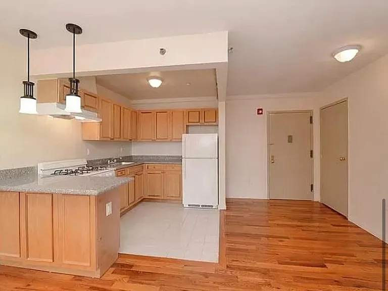 44 Hilton Ave #B4 — Photo 3