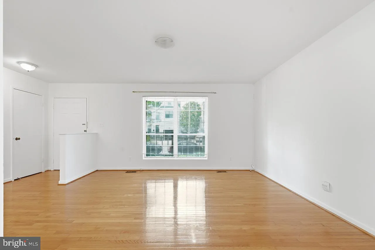 3 bed, 3.5 bath, 2244 sqft, $4,299 — Photo 2