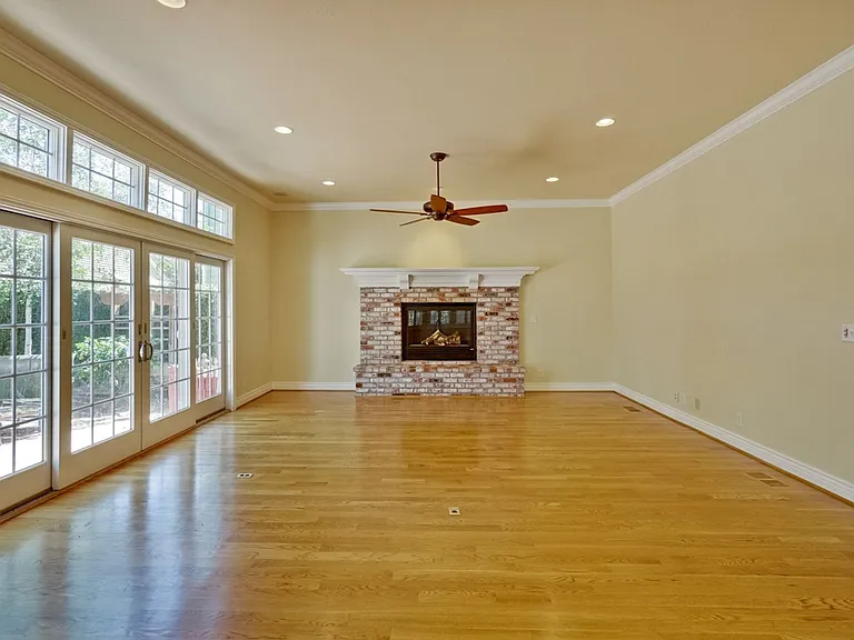 1150 Meredith Ave — Photo 30