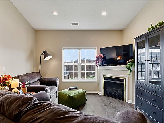 4th image of 1011 Stockton Rdg