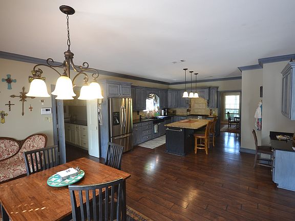 5th image of 16 Columbia Road 462