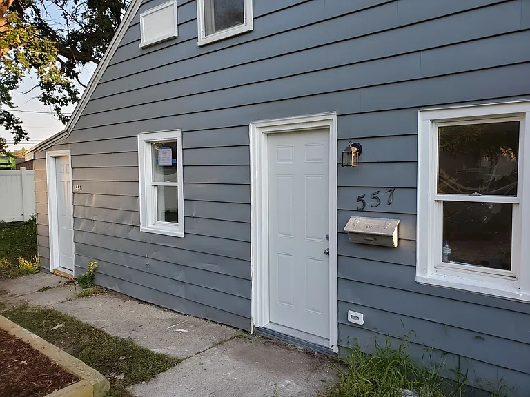 557 E Division St — Photo 2