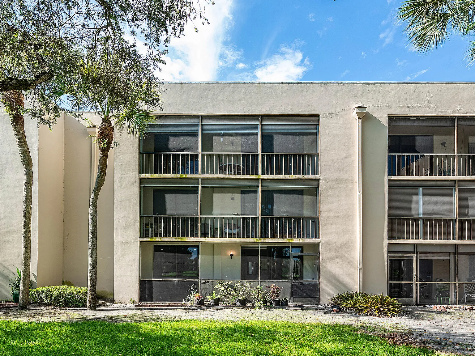 2 bed, 2.0 bath, 930 sqft, $2,400 — Photo 1