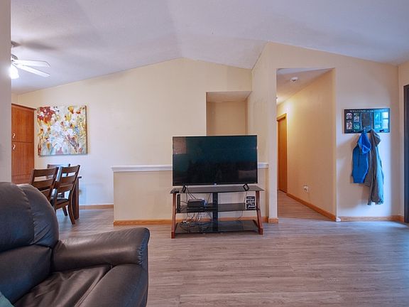 3rd image of 56804 Bellflower St