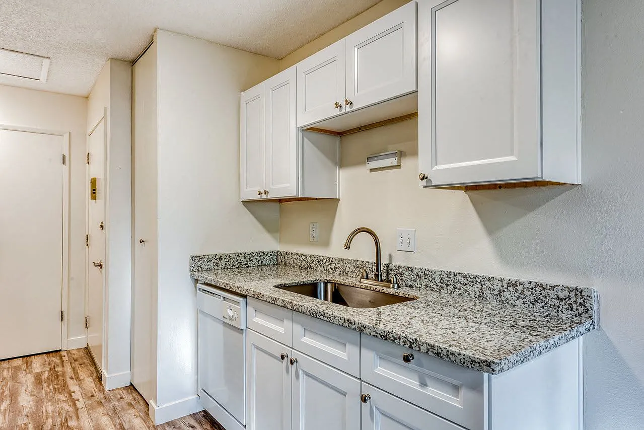 Michael Manor Apartments — Photo 3