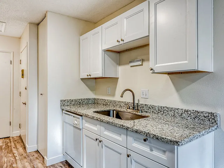 Michael Manor Apartments — Photo 3
