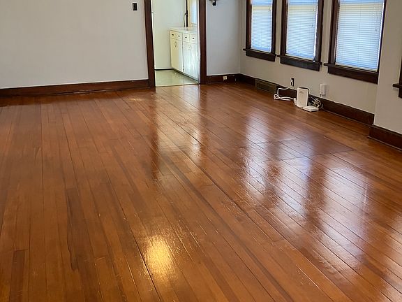 4th image of 927 N Poplar St
