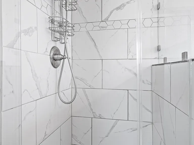master bedroom walk-in shower with backsplash