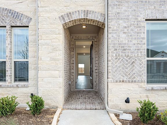 4th image of 2407 Drummond St