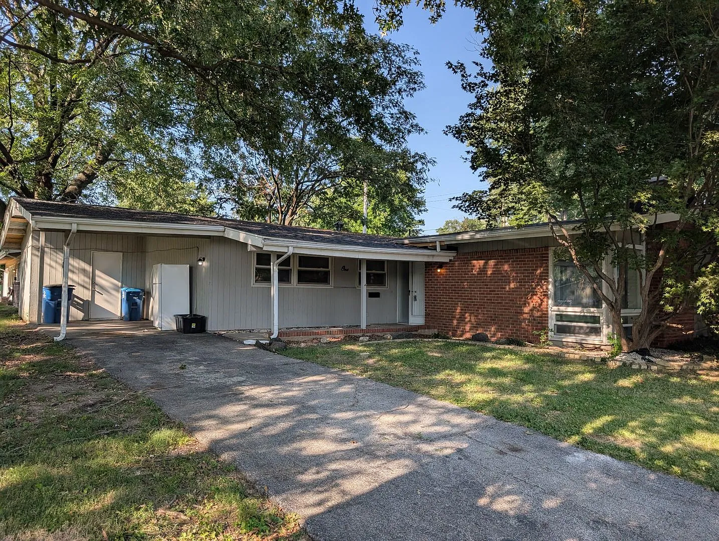 Recently renovated 4 bedroom/2 bathroom home! — Photo 1