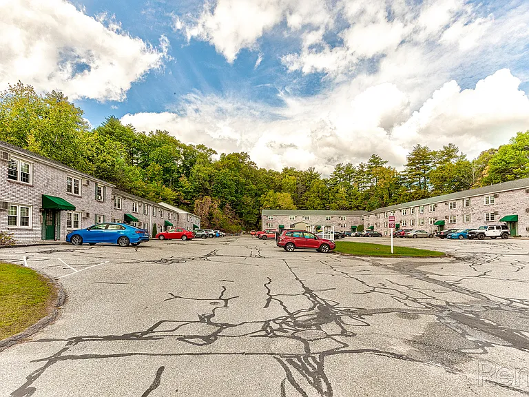 Colonial Village Apartments — Photo 8
