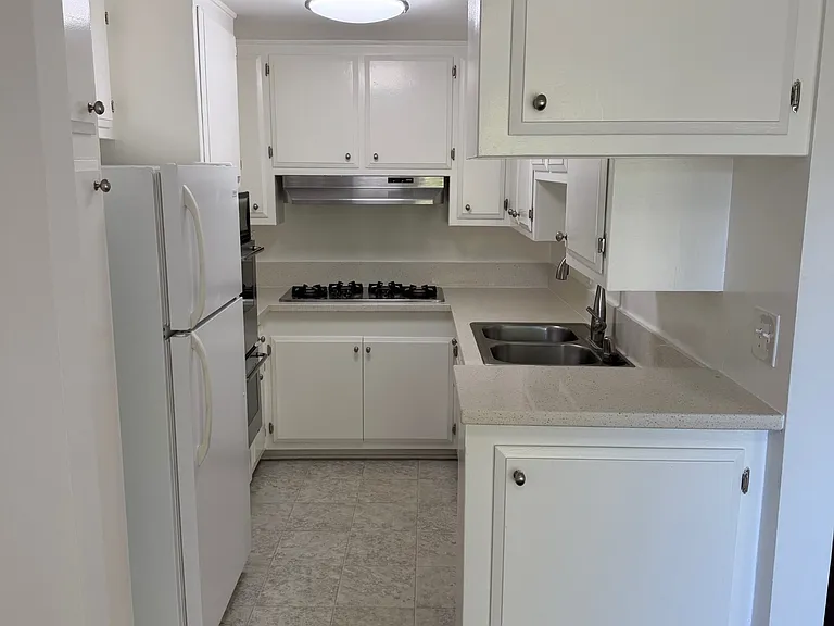 221 S Doheny Drive — Photo 12