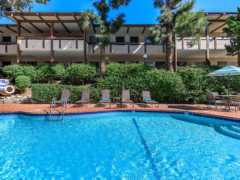 Emerald Victoria Apartments — Photo 1