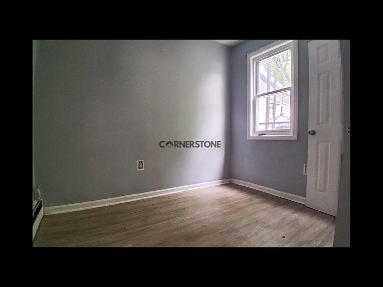 32 Essex St — Photo 8