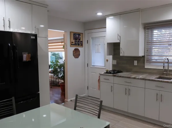 1 Tokay Ln, Monsey, NY 10952