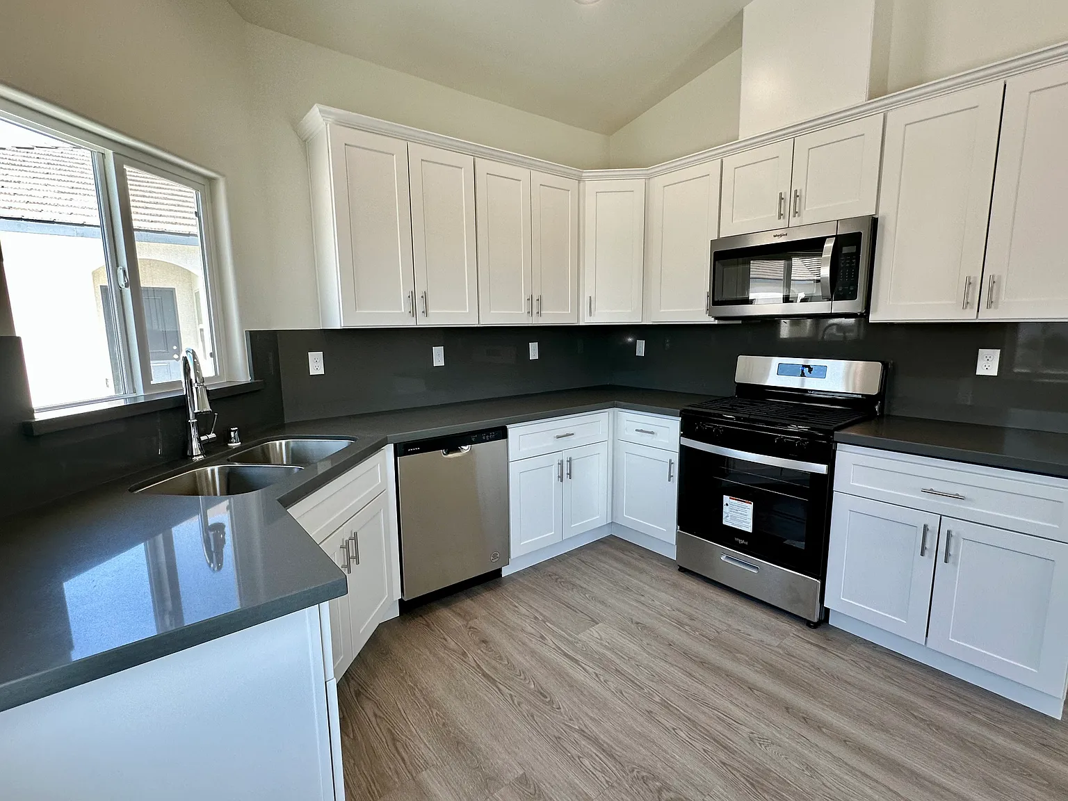 2 bed, 822 sqft, $1,775 — Photo 2