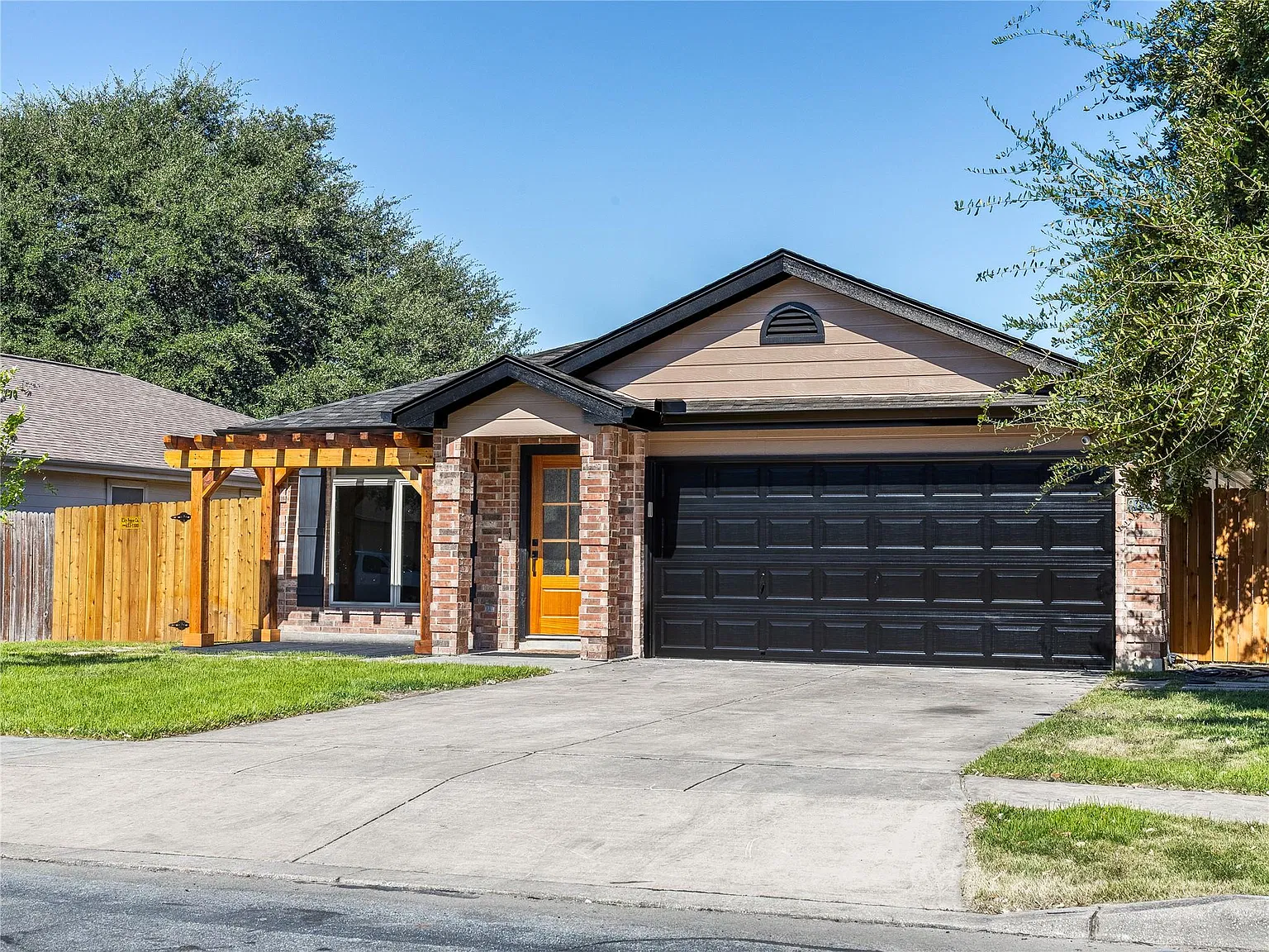 3 bed, 2.0 bath, 1676 sqft, $2,400 — Photo 3