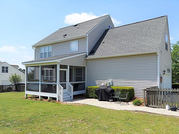 Screened in porch w/ patio