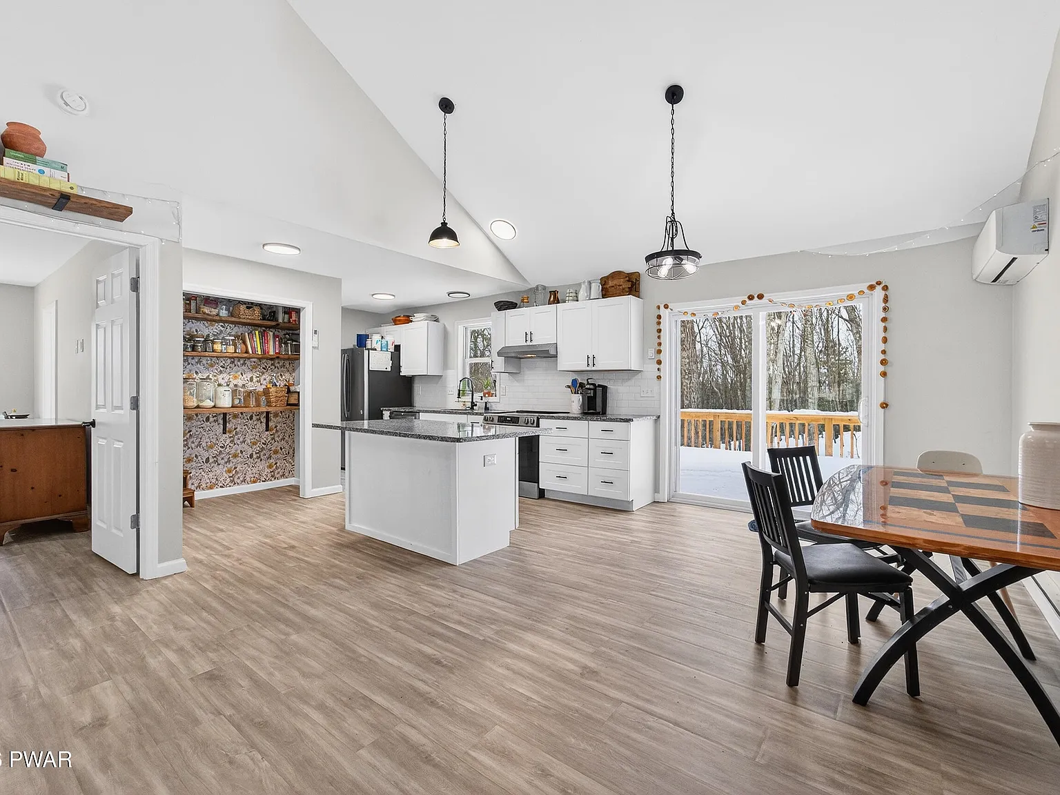3 bed, 2.0 bath, 1344 sqft, $2,300 — Photo 3