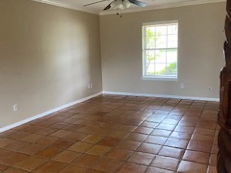 2250 Greenbriar Dr — Photo 5