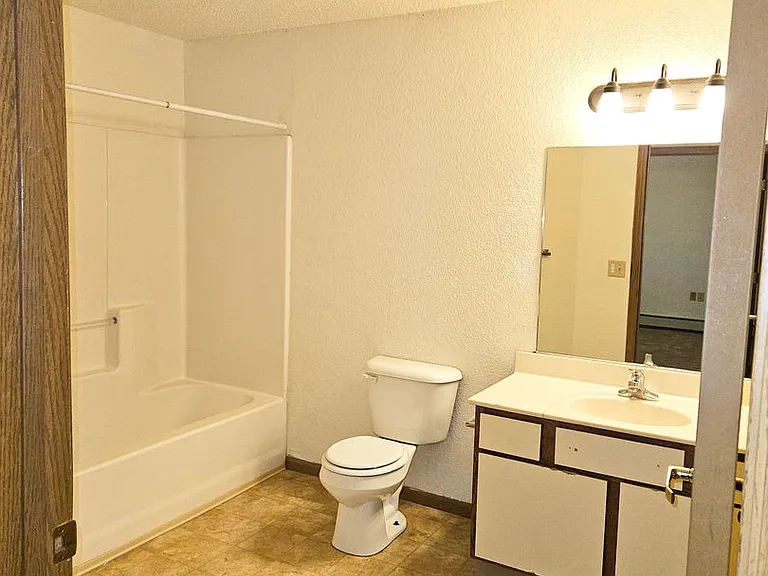 River Terrace Apartments — Photo 24