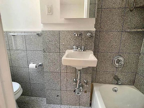 5th image of 132 Thompson St APT 6