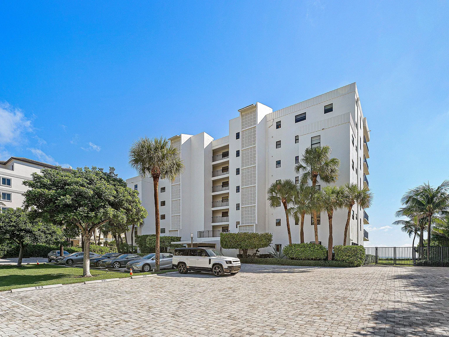 2 bed, 2.0 bath, 1276 sqft, $7,300 — Photo 4