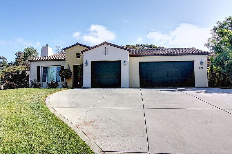 1st image of 823 Hacienda Cir