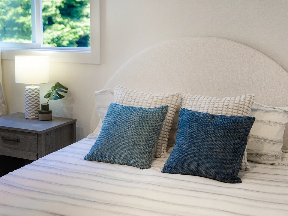 Primary bedroom Queen size bed