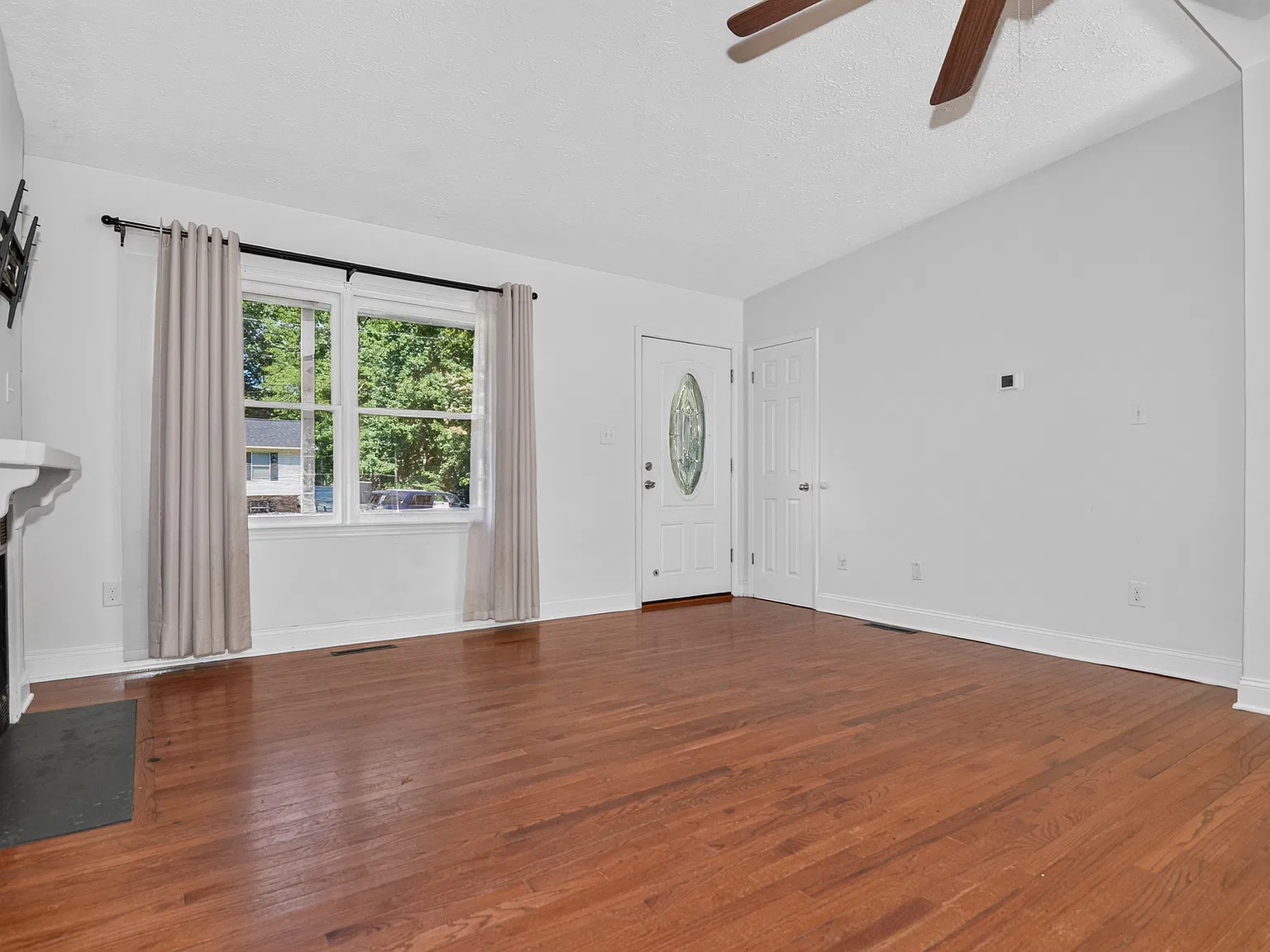 3 bed, 1196 sqft, $2,300 — Photo 3