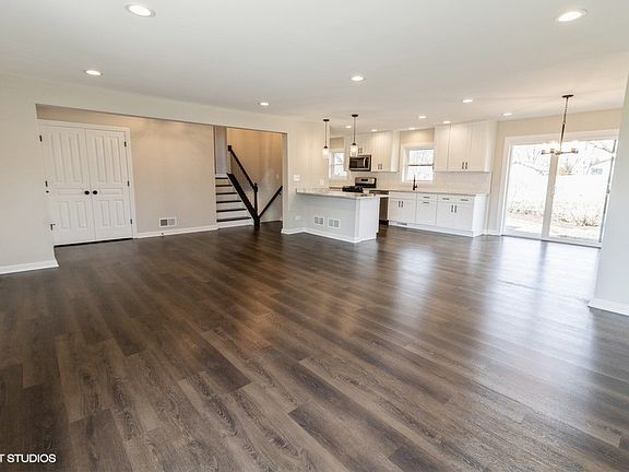 3rd image of 40 Glenbrook Dr