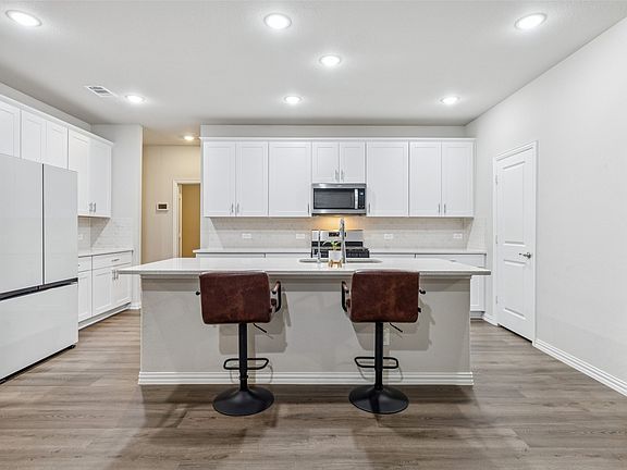4th image of 1108 Mahogany Dr