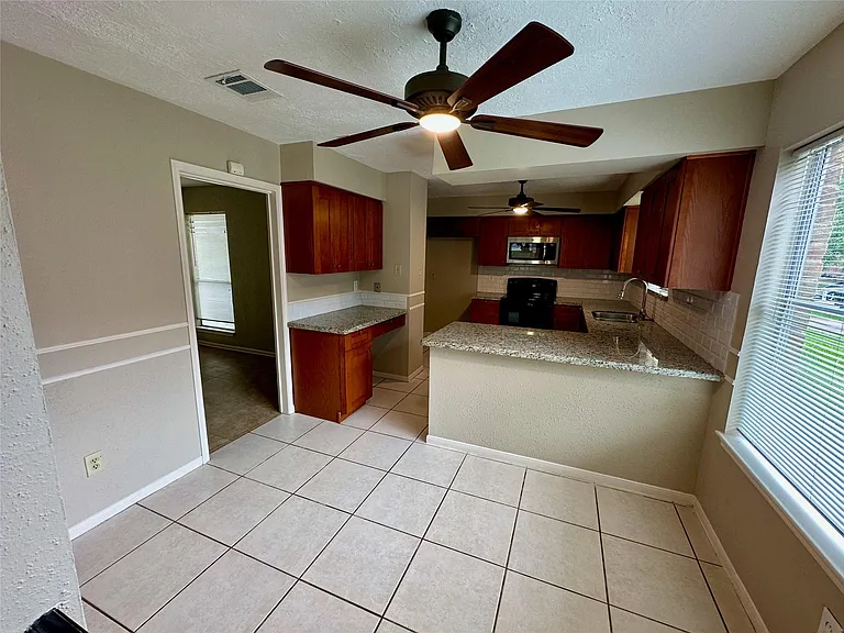 2711 Colony Dr — Photo 6