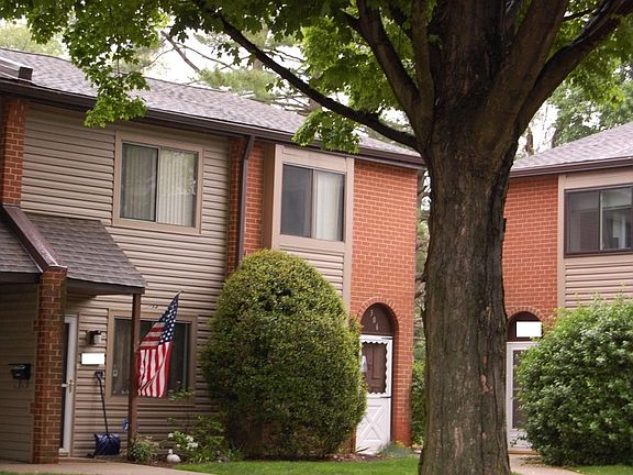 3rd image of 306 Valley Dr