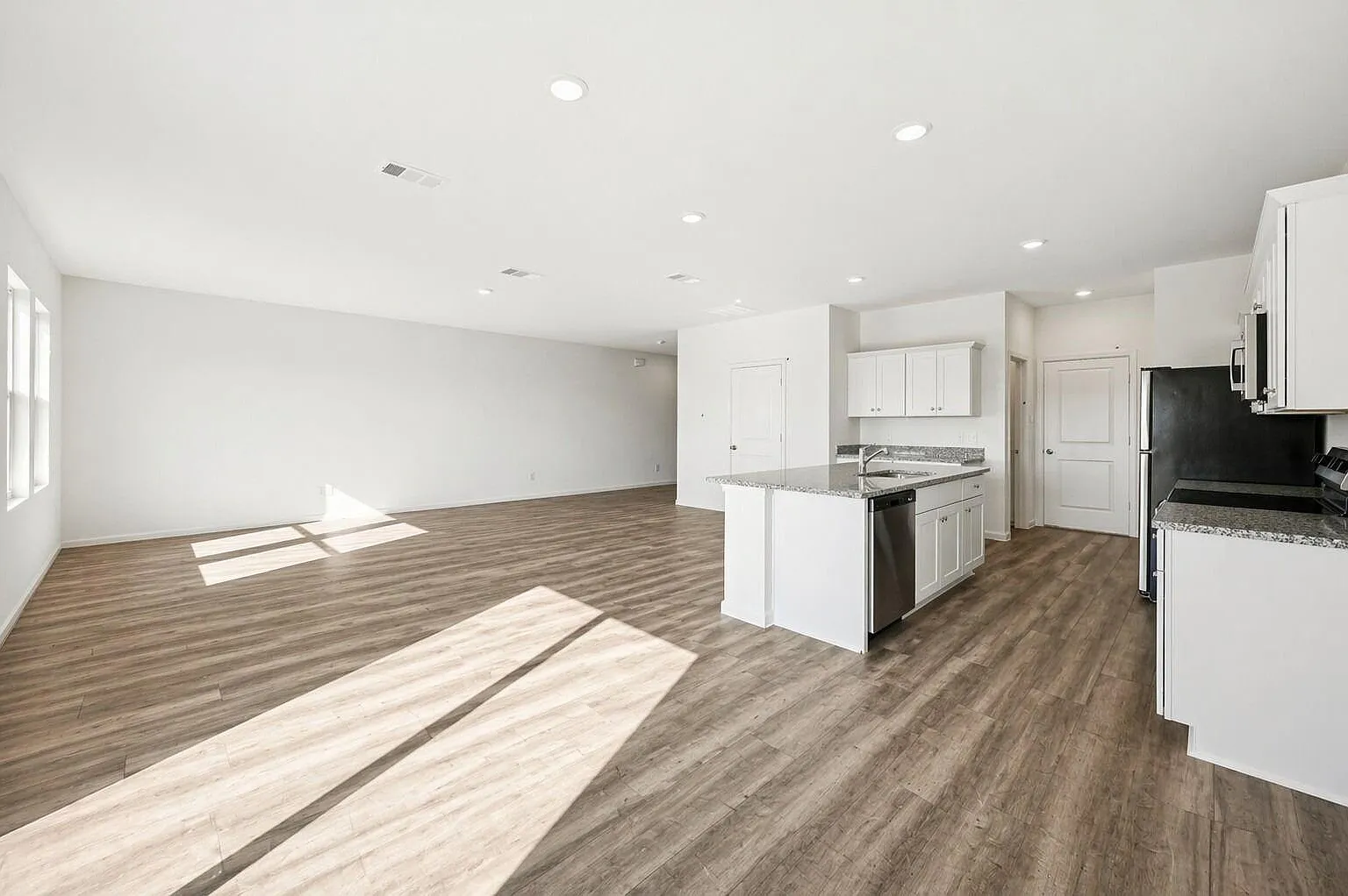 4 bed, 2.5 bath, 2121 sqft, $2,100 — Photo 4