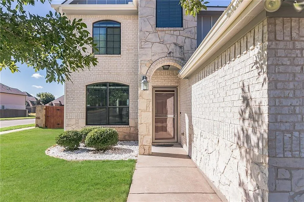 4 bed, 2.5 bath, 2501 sqft, $2,350 — Photo 4