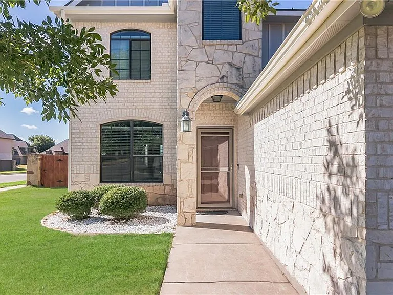 3418 Castleton Dr — Photo 4